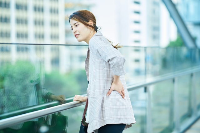 腰痛の辛い症状で仕事に支障が出て悩む女性